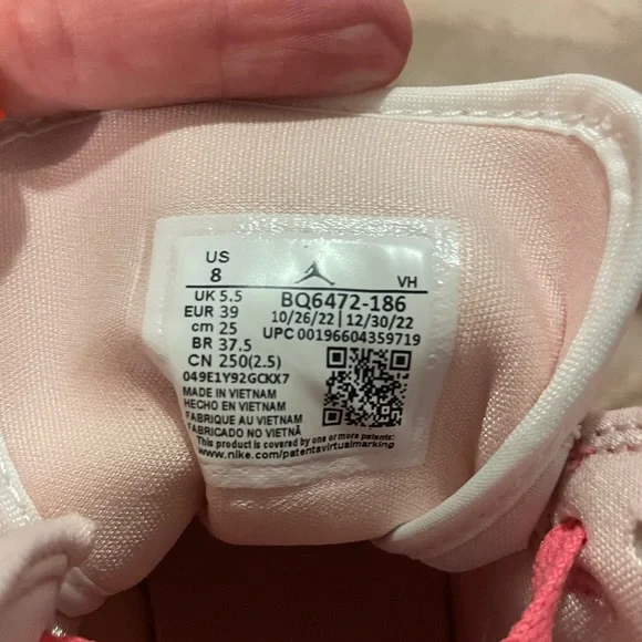 Women’s NIKE Air Jordan 1 Mid - Picture 11 of 13